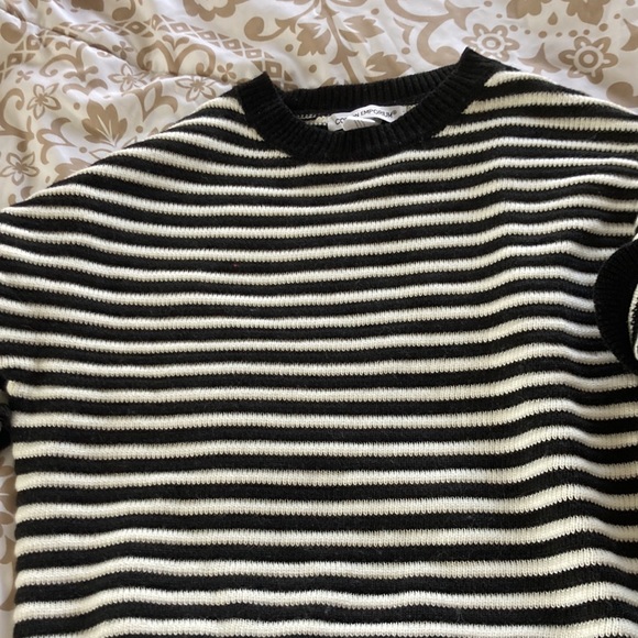 🛍️🛍️ 3 for $5 Ruffle sweater - Picture 3 of 5